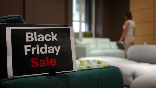 Close Black Friday Ogłoszenie Wyprzedaży Salonie Meblowym Zamazaną Białą Kobietą — Wideo stockowe