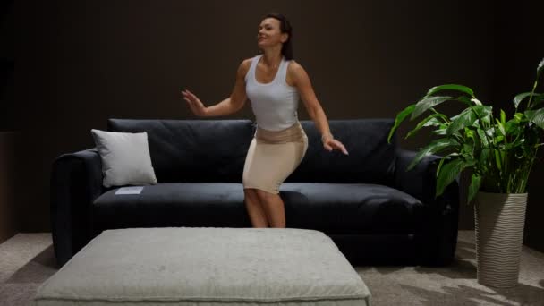 Amplio Retrato Feliz Mujer Satisfecha Sentada Sofá Nuevo Suave Salón — Vídeo de stock