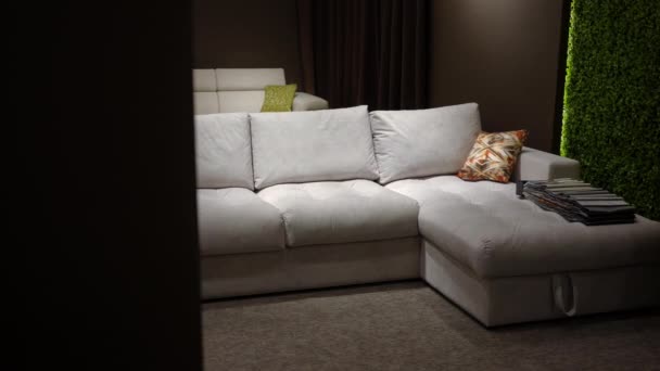 雅致的米色长椅在家具沙龙广泛销售 没有人的现代新沙发在商店里 黑色星期五销售和消费主义概念 — 图库视频影像