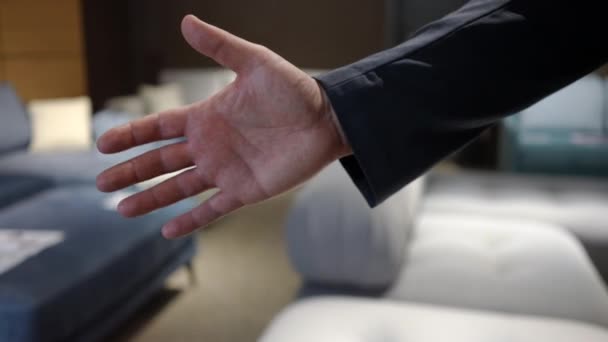 Рукостискання Чоловічих Жіночих Рук Меблевому Салоні Повільному Русі Невпізнаваний Успішний — стокове відео