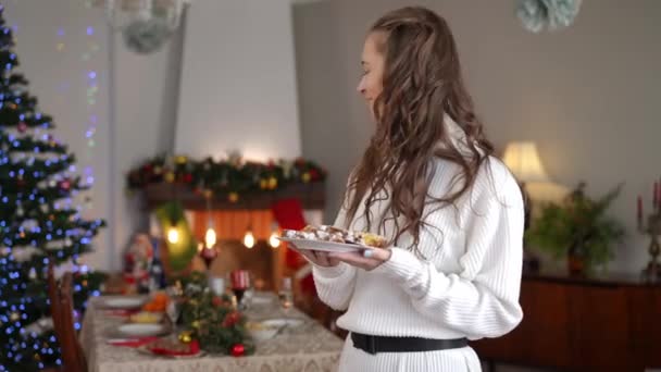 Feliz Joven Mujer Oliendo Pastelería Tradicional Navidad Sonriendo Mirando Cámara — Vídeos de Stock