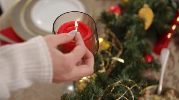 Vela Navidad Roja Primer Plano Con Mano Femenina Iluminándola Con — Vídeos de Stock