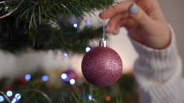 Close Bola Natal Pendurado Árvore Ano Novo Casa Com Mão — Vídeo de Stock