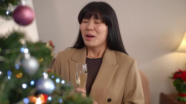 Charmante Aziatische Vrouw Doet Wens Sluiten Ogen Staan Bij Nieuwjaarsboom — Stockvideo