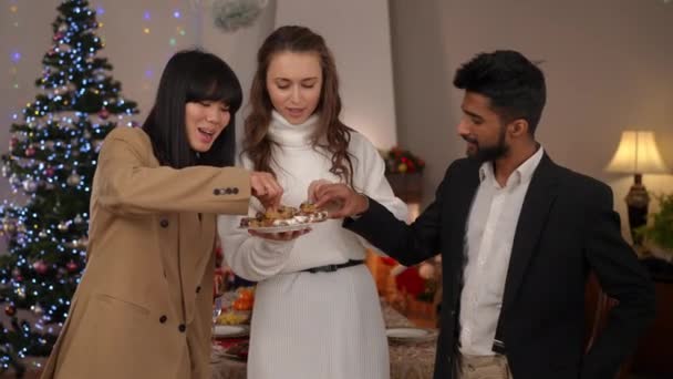 Amigos Multiétnicos Degustando Postre Tradicional Navidad Sonriendo Pie Interior Positivo — Vídeos de Stock