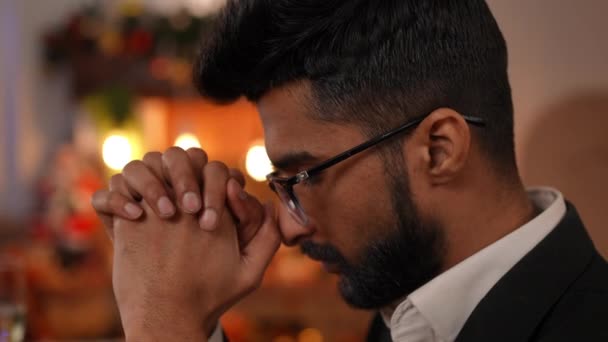 Vista Lateral Cabeza Del Joven Hombre Oriente Medio Gafas Orando — Vídeo de stock