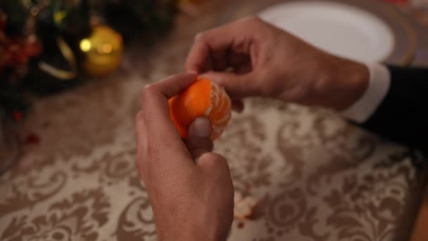 Närbild Manliga Mellanöstern Händer Peeling Mandarin Inomhus Oigenkännlig Ung Man — Stockvideo