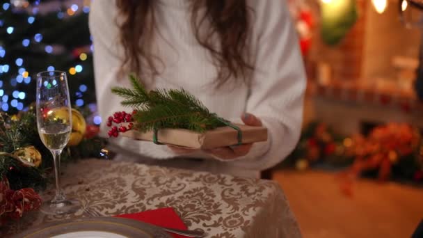 Mujer Irreconocible Pasando Regalo Navidad Hombre Cámara Lenta Sentado Mesa — Vídeos de Stock