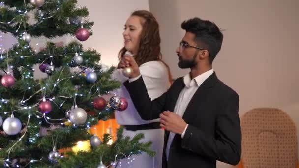 Feliz Amoroso Hombre Oriente Medio Mujer Caucásica Decorando Árbol Navidad — Vídeos de Stock