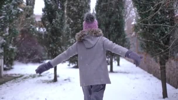 Слідом Радісною Дівчиною Підліток Дивиться Камеру Обертається Сніжний Зимовий День — стокове відео