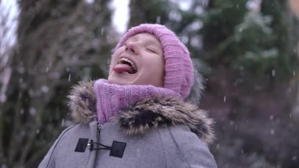 Menina Alegre Colando Língua Para Fora Pegando Flocos Neve Brancos — Vídeo de Stock