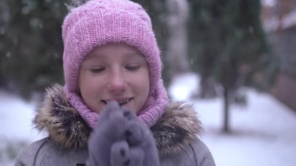 Головний Портрет Задоволеної Дівчини Кавказу Яка Гріє Руки Потирає Долоні — стокове відео