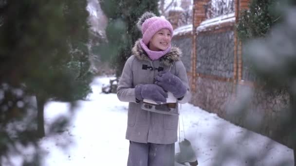 Retrato Adolescente Alegre Com Patins Gelo Ombro Admirando Neve Branca — Vídeo de Stock