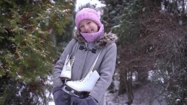 Gelukkig Tienermeisje Glimlachend Kijkend Naar Camera Poserend Met Schaatsen Schouders — Stockvideo