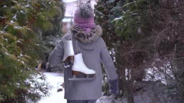 Caméra Direct Suit Adolescente Excitée Courir Ralenti Sur Cour Arrière — Video