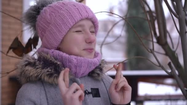 Крупный План Положительной Девочки Подростка Скрещивающей Пальцы Замедленной Съемке Загадывающей — стоковое видео