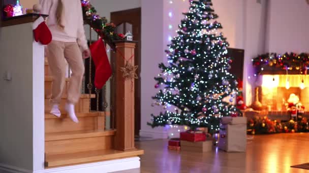 Weihnachten Dekoriertes Wohnzimmer Mit Fröhlichen Kaukasischen Teenagermädchen Die Lächelnd Die — Stockvideo