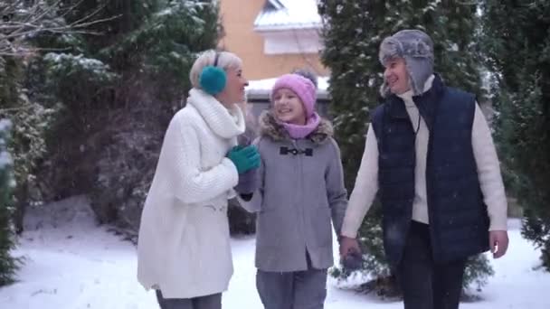 Щаслива Кавказька Жінка Дівчинка Підліток Тримаючись Руки Гуляють Сніжно Зимовим — стокове відео