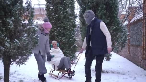 아버지와 천천히 내리는 어머니와 썰매를 웃었다 코카서스 가족은 겨울에 밖에서 — 비디오