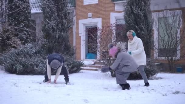 Neşeli Kafkas Ailesi Arka Bahçede Yavaş Çekimde Kar Topu Oynarken — Stok video
