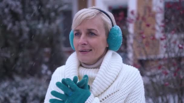 Szczęśliwy Dorosły Biały Kobieta Cieszący Śnieżny Zimowy Dzień Podwórku Patrząc — Wideo stockowe