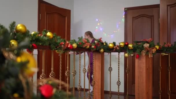 圣诞节早上 快乐快乐的男人 女人和少女醒来 走出去 房间里拥抱着迎接着高高在上的快乐假期 广为流传的兴奋的白人家庭在家里过新年 — 图库视频影像