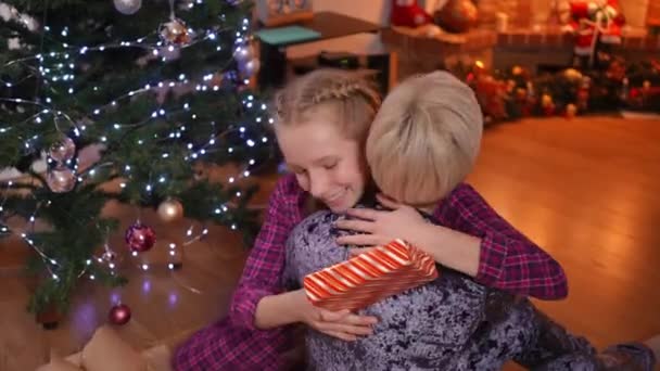 カメラ自慢のクリスマスプレゼントを見て興奮10代の娘抱擁母親の肖像画 幸せな満足白人の女の子Posingで自宅とともに親とともに新年の朝 — ストック動画