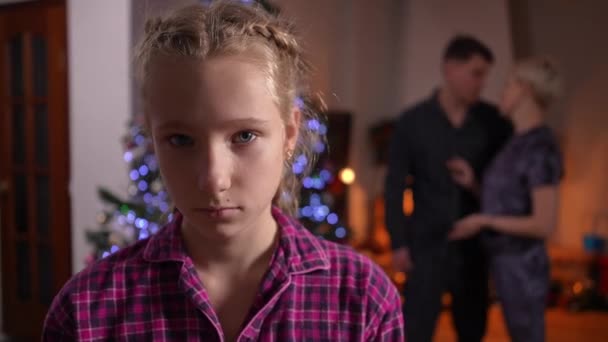 Close Widok Przodu Smutnej Niezadowolonej Nastolatki Pozowanie Salonie Boże Narodzenie — Wideo stockowe