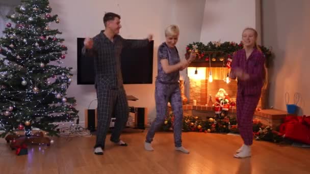 Широкий Выстрел Беззаботной Веселой Семьи Танцы Гостиной Канун Рождества Дома — стоковое видео