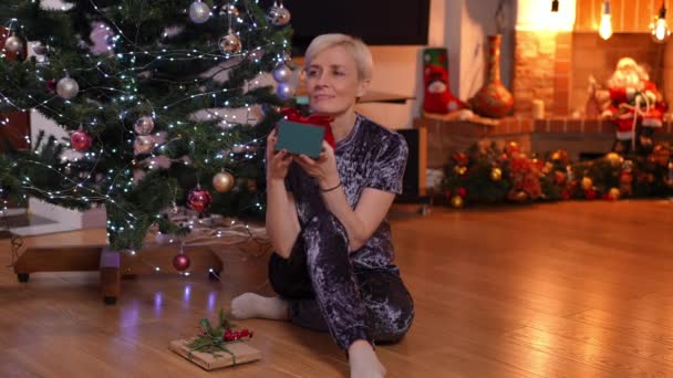 Портрет Стройной Красивой Белой Взрослой Женщины Сидящей Новогодней Елкой Рождественским — стоковое видео