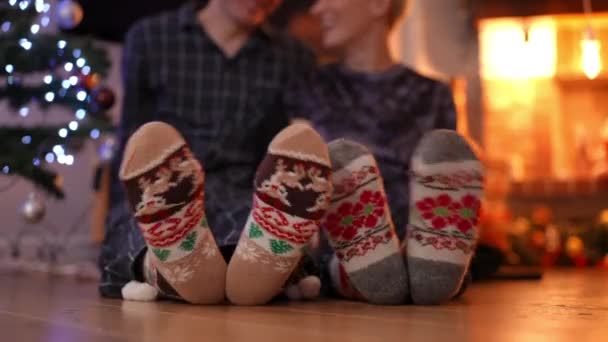 Primer Plano Los Pies Masculinos Femeninos Calcetines Con Patrón Navidad — Vídeos de Stock
