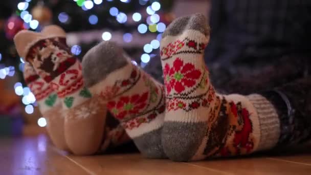 Vista Lateral Pies Cerca Calcetines Con Impresión Navidad Movimiento Suelo — Vídeos de Stock