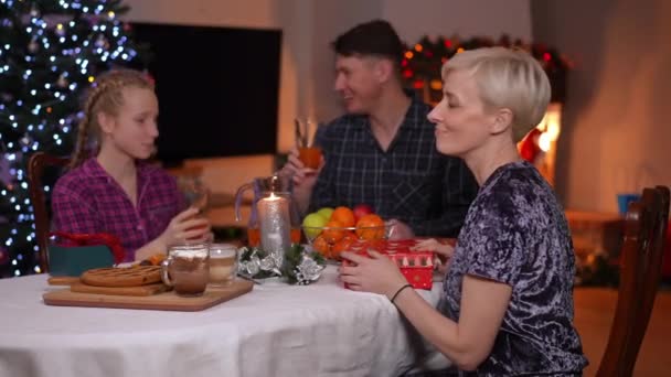 Retrato Orgullosa Mujer Feliz Mirando Cámara Sonriendo Sentada Mesa Cena — Vídeo de stock