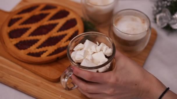 Close Traditionele Kerstcake Tafel Cacaobekers Met Handen Van Man Vrouw — Stockvideo