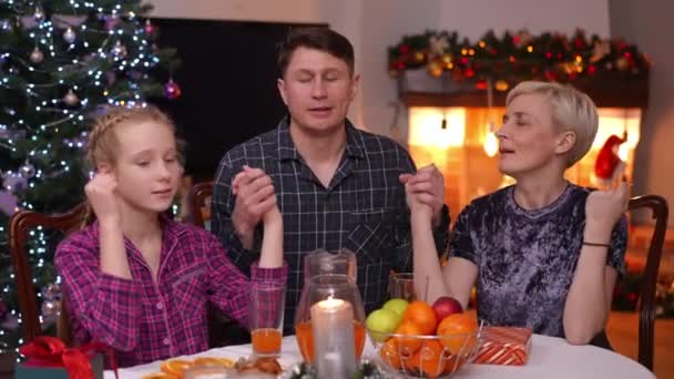 Família Caucasiana Mãos Dadas Orando Conversando Sorrindo Sentado Mesa Jantar — Vídeo de Stock