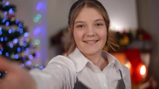 Selfie Video Porträtt Charmiga Tonåring Flicka Tittar Kameran Stående Bakgrund — Stockvideo