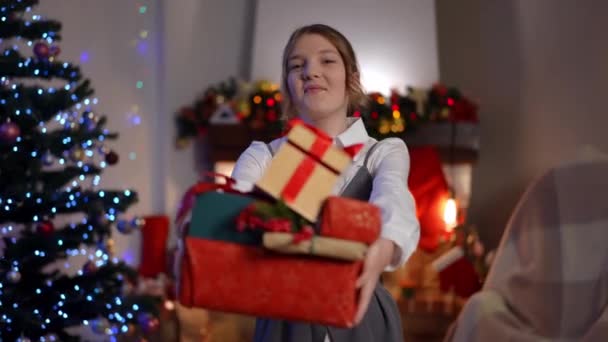 Lächelnd Streckt Ein Junges Kaukasisches Mädchen Geschenkboxen Die Kamera Die — Stockvideo