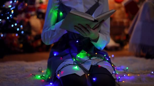 Irreconocible Chica Adolescente Caucásica Leyendo Libro Sentado Con Guirnalda Navidad — Vídeo de stock