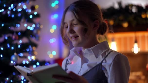 Кавказька Дівчинка Підліток Закриває Книгу Мріючи Сидячи Вдома Вітальні Новий — стокове відео