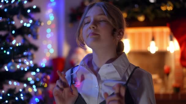 Chica Adolescente Cruzando Dedos Pidiendo Deseo Noche Navidad Casa Interior — Vídeos de Stock