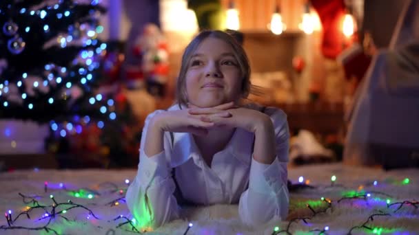 Yeni Yıl Arifesinde Oturma Odasında Yatan Güzel Bir Genç Kızın — Stok video
