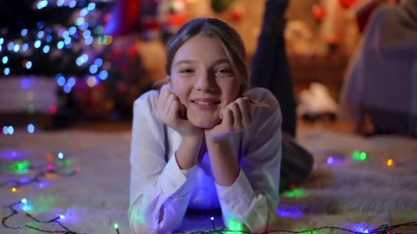 Porträt Eines Lächelnden Teenie Mädchens Das Der Silvesternacht Auf Einem — Stockvideo
