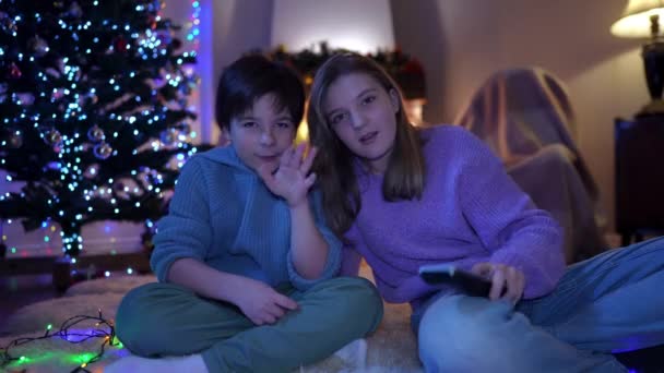 Yoğunlaşmış Erkek Kız Noel Gecesi Evde Televizyon Izleyerek Kanal Değiştiriyor — Stok video