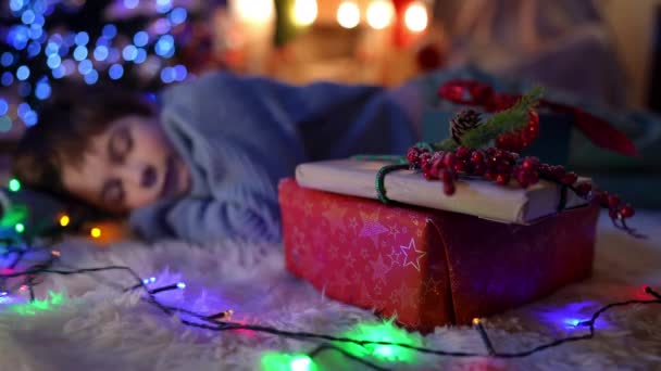 Привабливі Різдвяні Коробки Розмитим Хлопчиком Підлітком Який Прокидається Радісним Минулим — стокове відео