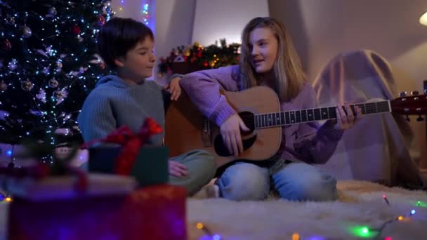 Talentosa Chica Adolescente Tocando Guitarra Como Niño Alegre Cantando Bailando — Vídeos de Stock
