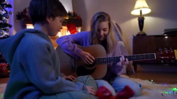 Portré Nyugodt Tehetséges Tinédzser Lány Gitározik Fiú Nappaliban Otthon Mosolygó — Stock videók