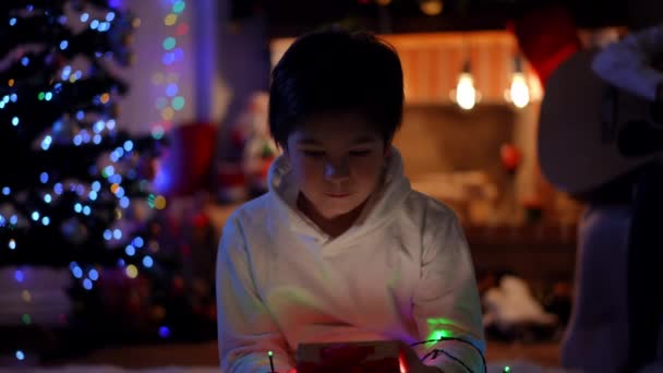 Захоплений Тим Підліток Відкриває Скриньку Променями Світла Всередині Здивованим Виразом — стокове відео