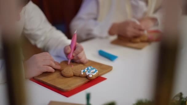 Hermano Hermana Caucásicos Irreconocibles Decorando Galletas Jengibre Con Glaseado Real — Vídeos de Stock