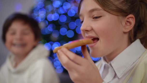 Seitliche Nahaufnahme Eines Lächelnden Mädchens Das Köstliches Weihnachtsgebäck Probiert Und — Stockvideo