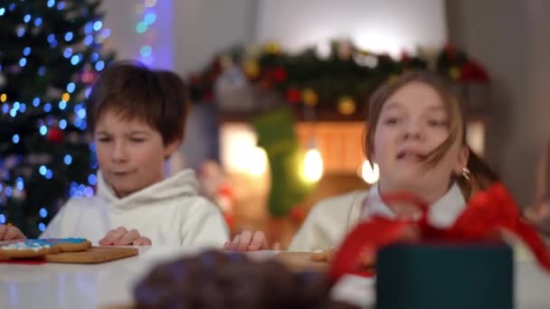 Fröhliche Jungen Und Mädchen Die Weihnachten Unter Dem Tisch Wohnzimmer — Stockvideo